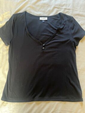 Universal Thread Black V-Neck Short Sleeve Tee with Front Button Accents